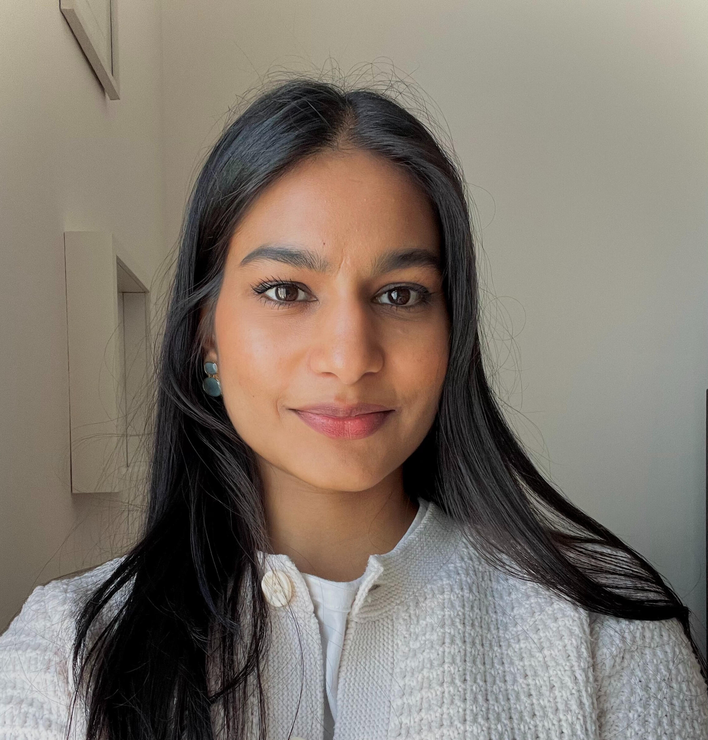 English-speaking psychologist in Italy, Aditi Chauhan, in her private therapy office, offers in-person and online sessions for individuals, couples, and expat families. Psicologa in Italia, Aditi Chauhan, nel suo studio di terapia per espatriati, disponibi